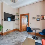 דירה The Governance *