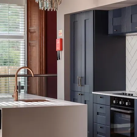 The Governance דירה