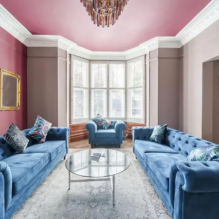 דירה The Governance *