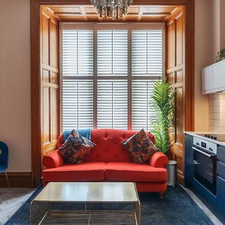 The Governance דירה