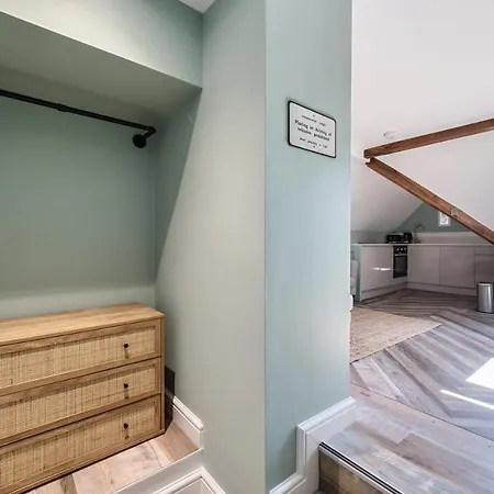 شقة The Governance