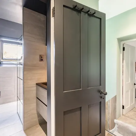 The Governance דירה