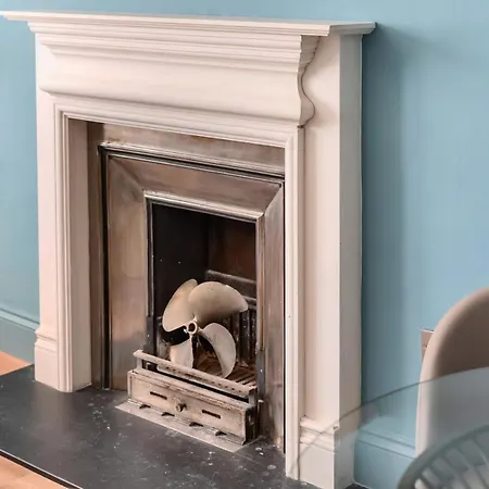 דירה The Governance *