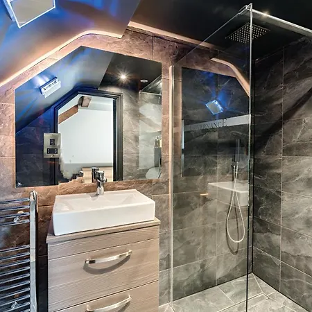 דירה The Governance