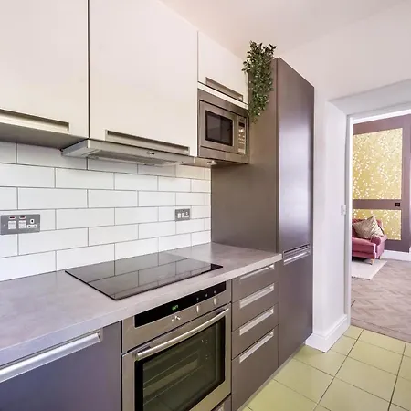 شقة The Governance