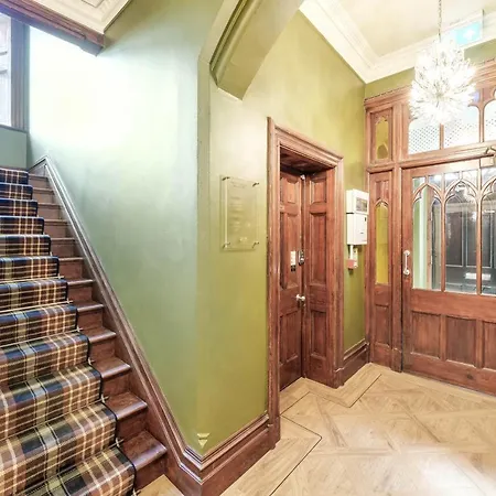 דירה The Governance *