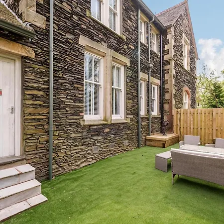 דירה The Governance