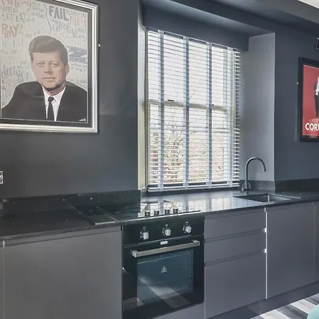 דירה The Governance