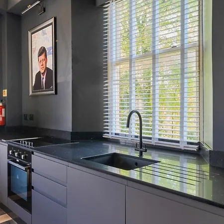 The Governance ווינדרמר