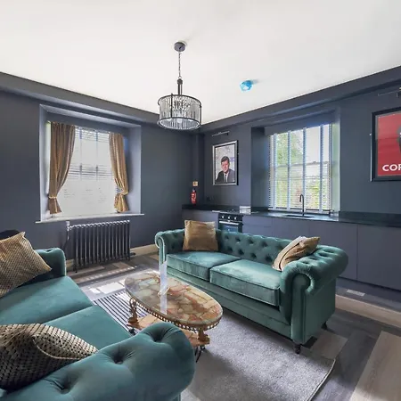 דירה The Governance