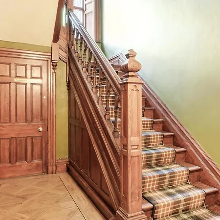 דירה The Governance *