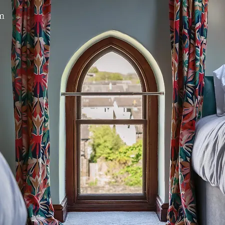 דירה The Governance