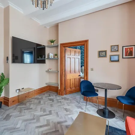 דירה The Governance *